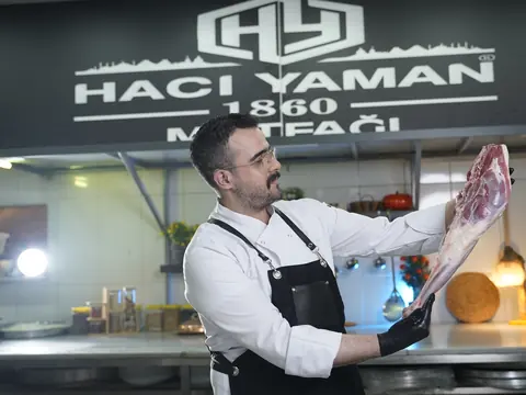 الشيف في مطبخ الحاج يمان تحت لافتة المطعم